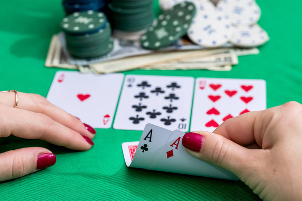 Woman in casino with two aces - Foto, Imagem