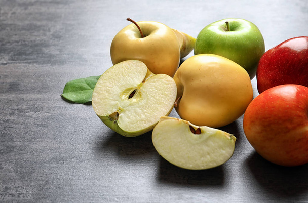 Ripe juicy apples on table - 写真・画像