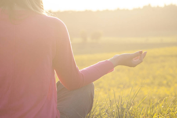 serenidade e prática de ioga no por do sol
 - Foto, Imagem
