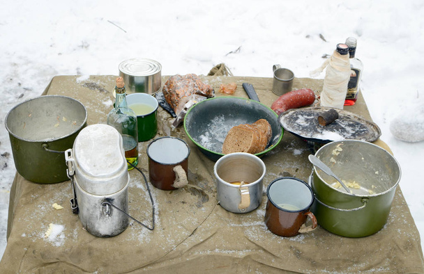 食品や調理器具、雪の上. - 写真・画像