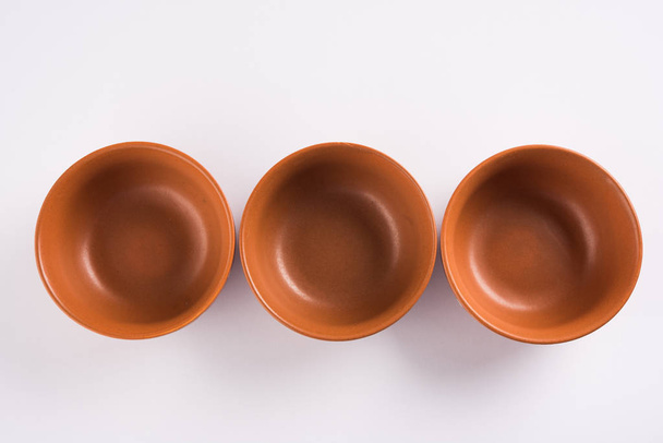 Tazón de terracota vacío o plato de sopa de arcilla marrón aislado en blanco
 - Foto, Imagen