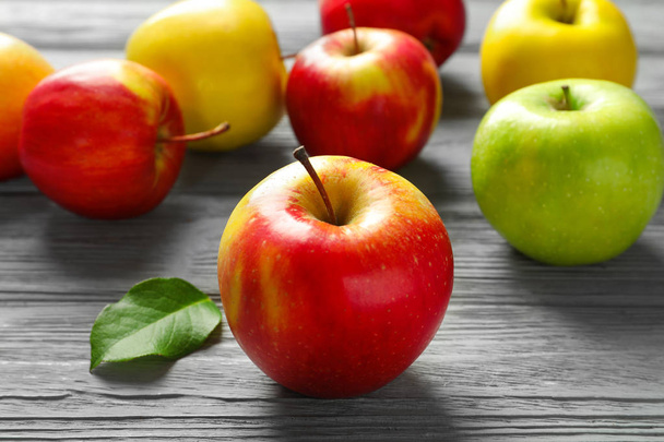 Ripe juicy apples on wooden table - Фото, зображення