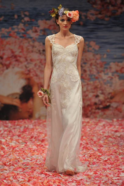 NEW YORK- OCTOBER 14: Models walks runway for Claire Pettibone bridal show for Fall 2013 during NY Bridal Fashion Week on October 14, 2012 in New York City, NY - Foto, Imagem