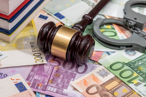 наручники з молотком судді та євро. бізнес-концепція
 - Фото, зображення