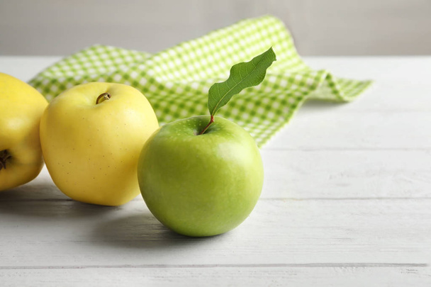Ripe juicy apples on wooden table - Φωτογραφία, εικόνα