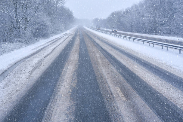 Дорога в снегу
 - Фото, изображение