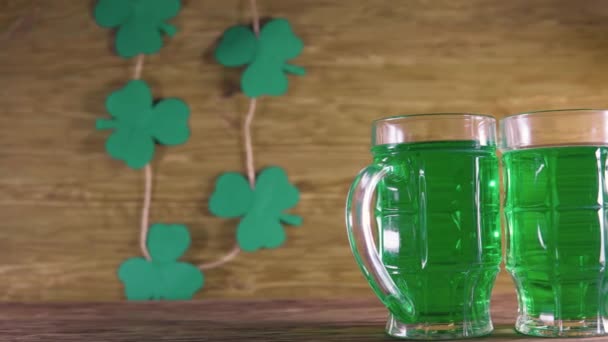 St. Patricks Day. Grünes Bier und Klee. - Filmmaterial, Video