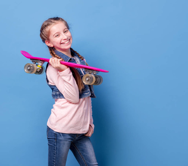 Teenage girl with pink skateboard - Zdjęcie, obraz