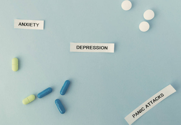 λέξεις κατάθλιψη άγχος πανικού στις κολλώδεις σημειώσεις. Υγεία,  - Φωτογραφία, εικόνα