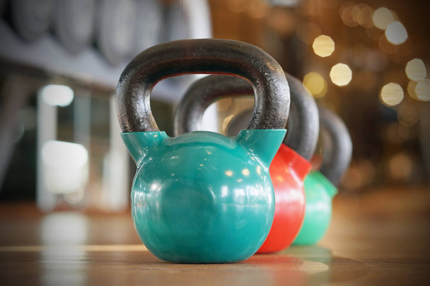 Cloches de kettlebells colorées en salle de gym
 - Photo, image