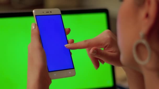 Mädchen macht Videoanruf am Telefon mit blauem Bildschirm - Filmmaterial, Video