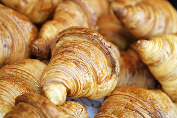 Čerstvý a chutný croissant - Fotografie, Obrázek