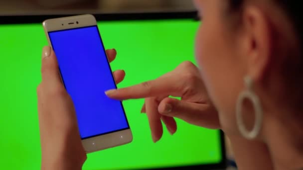 Mädchen berührt Handy mit blauem Bildschirm - Filmmaterial, Video