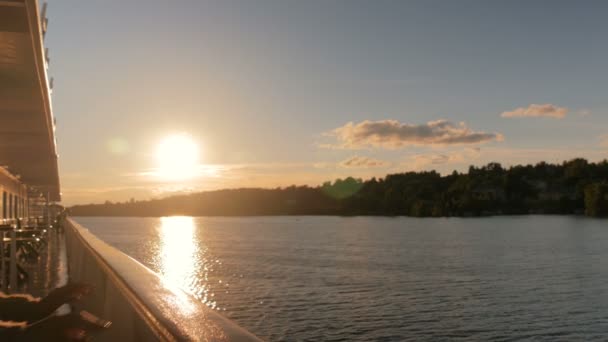 Femme admirant coucher de soleil du pont du bateau de croisière
 - Séquence, vidéo