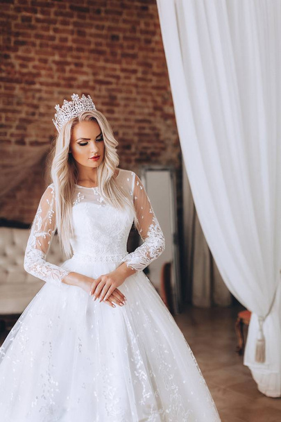  mladá nevěsta v bílých svatebních šatech  - Fotografie, Obrázek