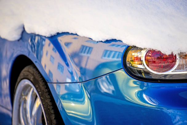 foto de cerca de coche con nieve congelada blanca al aire libre
 - Foto, imagen