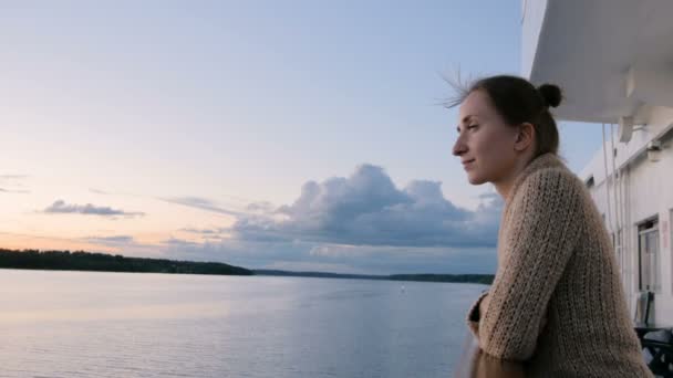 Mulher admirando paisagem do convés do navio de cruzeiro após o pôr do sol
 - Filmagem, Vídeo