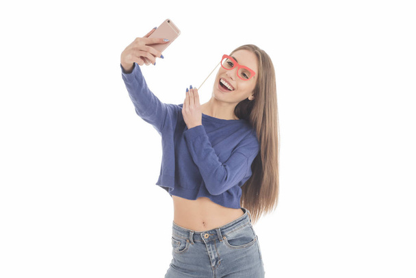 Красивая девушка делает селфи в бумажных очках
  - Фото, изображение