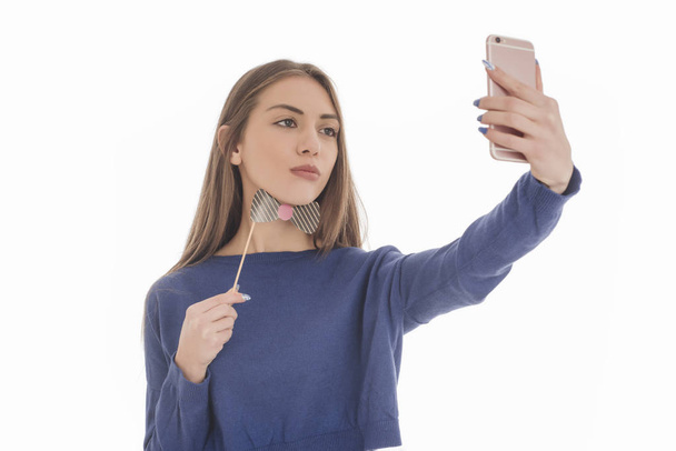Menina bonita tomando selfie com gravata de papel arco
 - Foto, Imagem