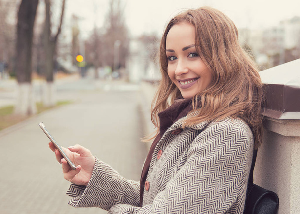 Sevimli genç kadın ile smartphone Caddesi üzerinde - Fotoğraf, Görsel