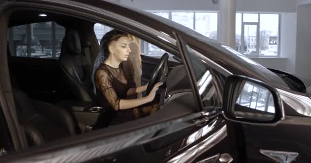 Zwarte Tesla elektrische automodel X in de promotie-showroom. - Video