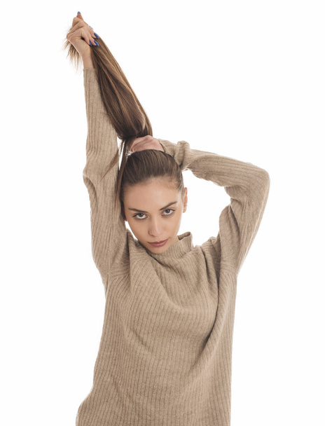 Портрет молодой женщины завязал ей волосы в хвостик
 - Фото, изображение