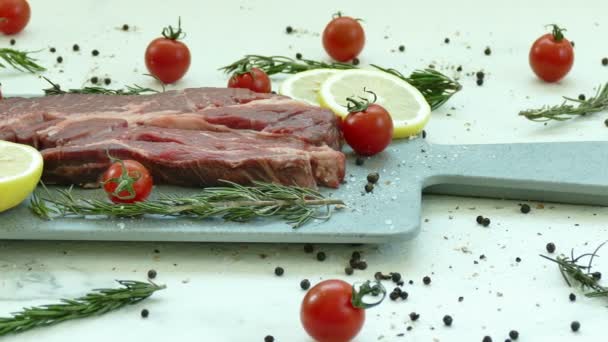 свежий стейк из говядины со специями для приготовления пищи
 - Кадры, видео