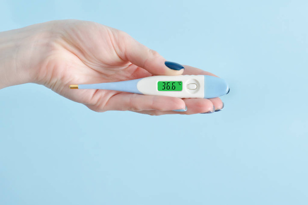 Thermomètre électronique dans une main féminine. Température normale
 - Photo, image