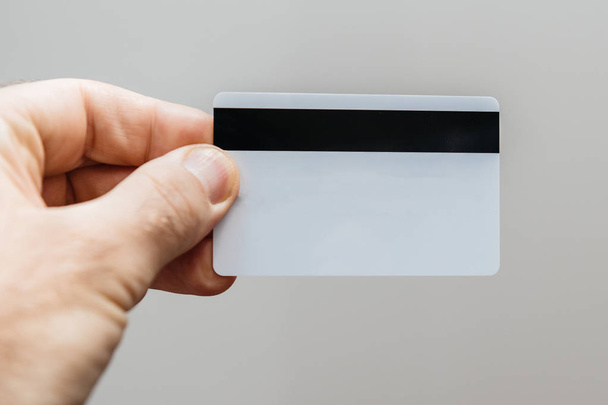 Descuento tarjeta de crédito en la mano
  - Foto, Imagen