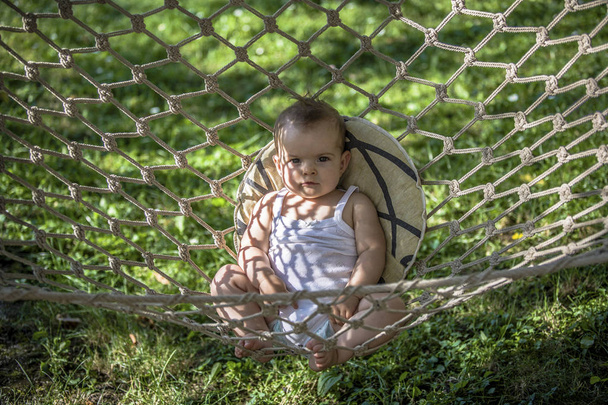 Pequeño bebé en una hamaca
 - Foto, imagen