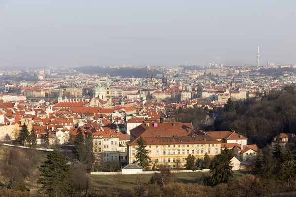 Słoneczny zimowy mroźny Prague City z katedr, historyczne budynki i wieże, Republika Czeska - Zdjęcie, obraz