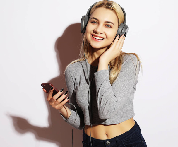 lifestyle and people concept: Beautiful young woman listening to - Valokuva, kuva