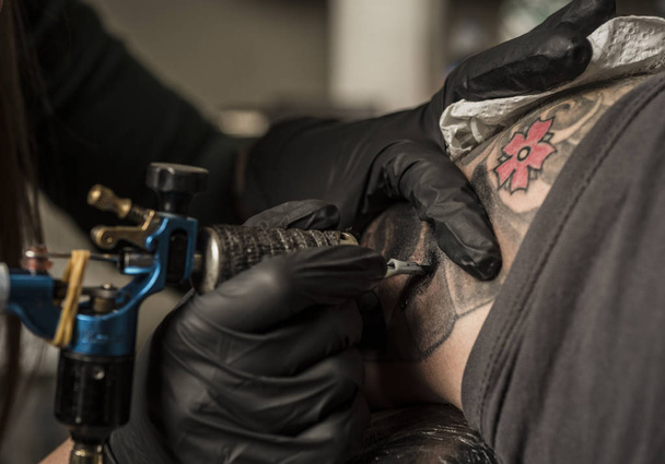tetováló művész teszi egy profi ügyfél. - Fotó, kép