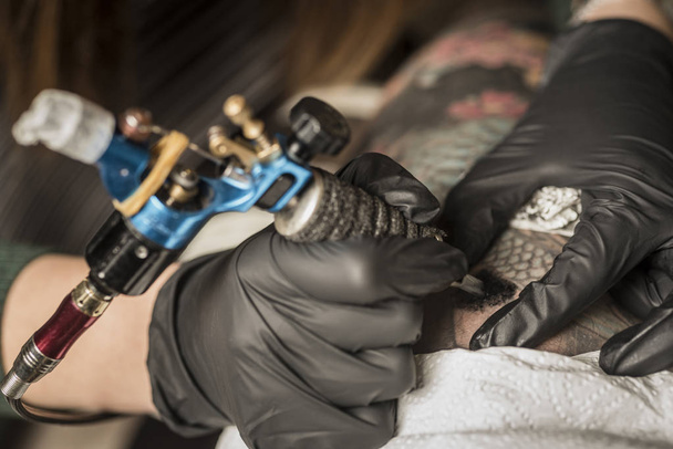 dövme sanatçısı profesyonel bir ustanın resmini yapar. - Fotoğraf, Görsel