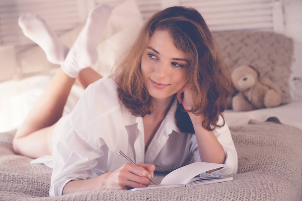  lifestyle soft image of pretty young woman sitting on her cozy  - Foto, Imagem