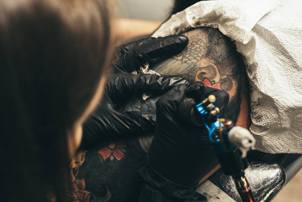 tattoo artist with a brush. close-up. - Φωτογραφία, εικόνα