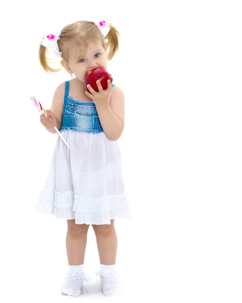 Little girl with apple - Fotografie, Obrázek