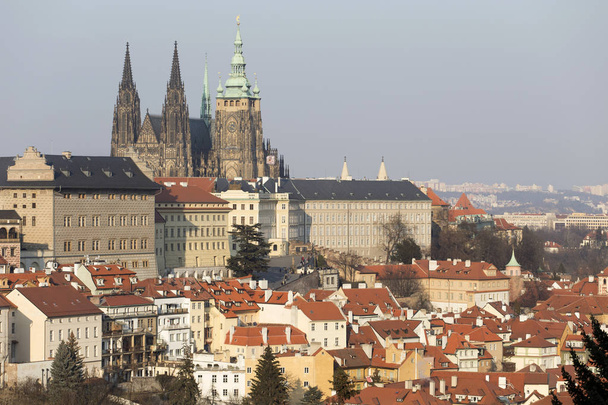 Güneşli soğuk kış Prague City ile Gotik Castle, Çek Cumhuriyeti - Fotoğraf, Görsel