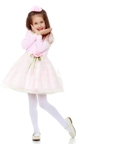 Elegant little girl in a pink dress. - Foto, afbeelding