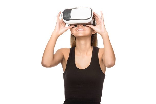 Γυναίκα με γυαλιά εικονικής πραγματικότητας. Μελλοντική τεχνολογία έννοια. - Φωτογραφία, εικόνα