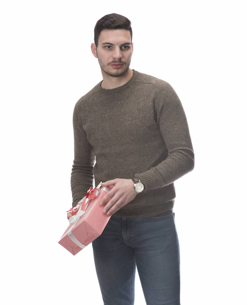 Молодий красивий чоловік з подарунковою коробкою ізольований на білому тлі
 - Фото, зображення
