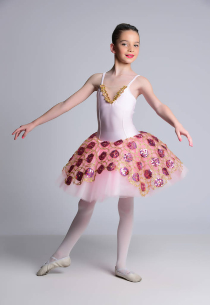 Όμορφο κορίτσι χορευτής μπαλέτου. Θέτοντας στο studio - Φωτογραφία, εικόνα