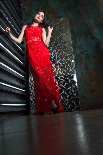 girl in a dark room in a long red dress - Foto, Imagem