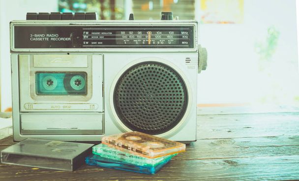 Ретро стиль життя - стрічкова касета з касетним програвачем і магнітофоном для прослуховування музики - ефект вінтажного кольору
. - Фото, зображення