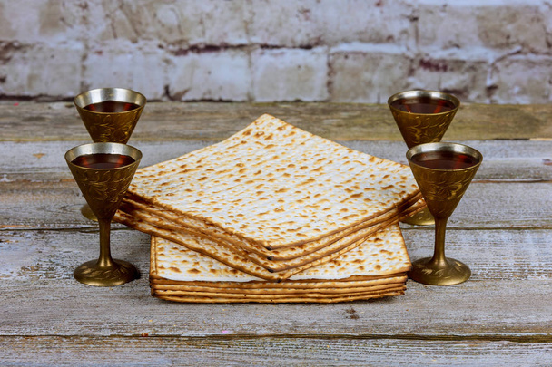 Stříbrný pohár vína s matzah, Židovské symboly pro svátek Pesach Pesach. Koncept Pesach. - Fotografie, Obrázek