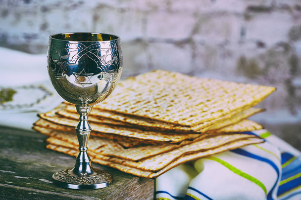 Срібні чаші для вина з маци, єврейський символи для свята Песах пасху. Пасха концепції. - Фото, зображення