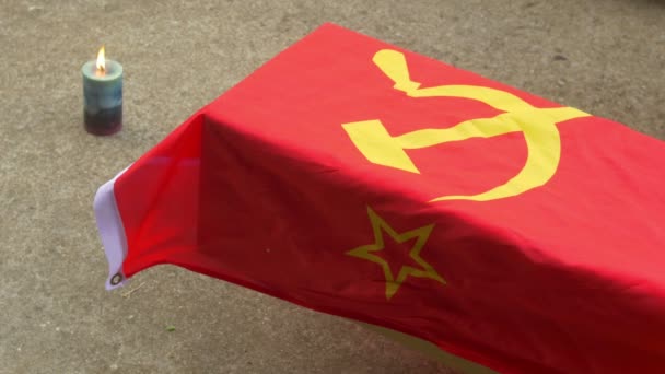 Komunistyczne flagi na trumnę, koncepcja memorial - Materiał filmowy, wideo