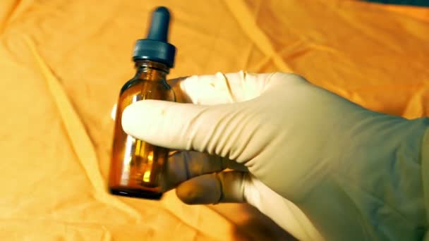 Бутылка травяной медицины в руке
 - Кадры, видео