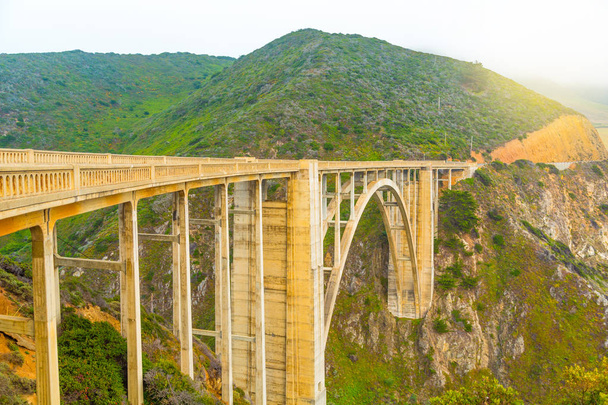 Bixby brug over de Stille Oceaan kust in Big Sur, Californië - Foto, afbeelding