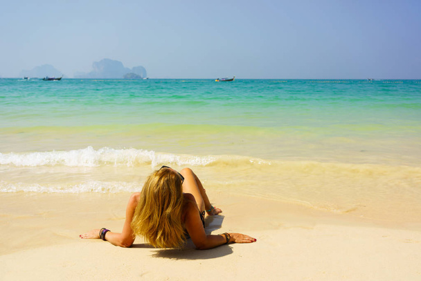 woman resting at the  tropical Thailand Railay beach - Foto, afbeelding
